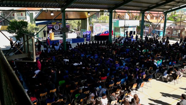 Alumnos del Liceo participando como espectadores del contacto.