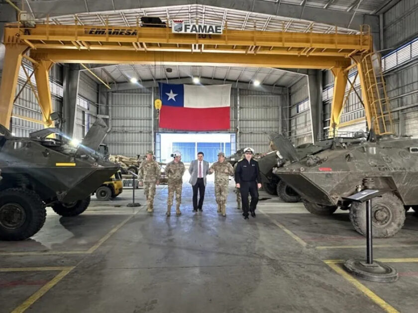 Los directores de las Empresas Estratégicas de Defensa de Chile durante su recorrido por el Centro de Mantenimiento Industrial de Talagante. Foto de Famae
